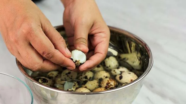 peeling boiled quail eggs