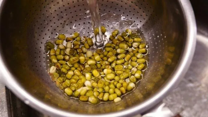 rinsing the soya beans