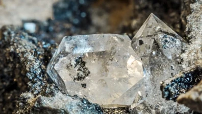 How to Identify a Raw Diamond